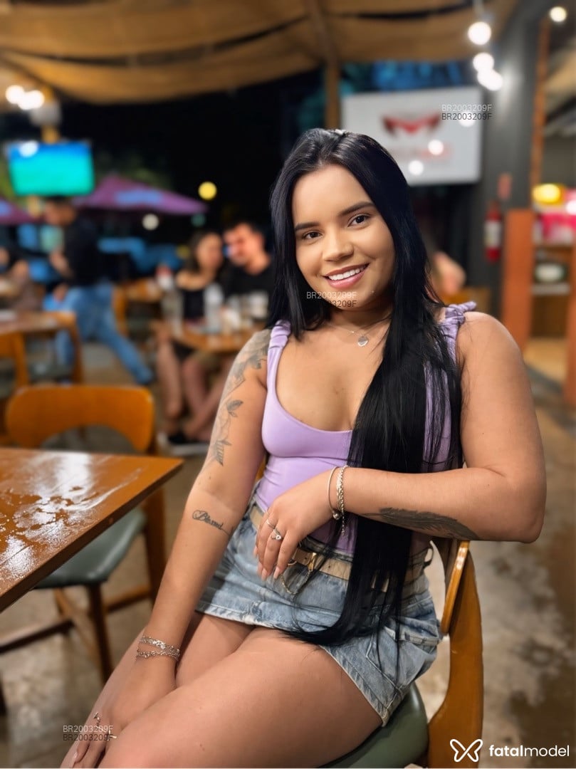 Acompanhante mulher morena (o) de olhos castanhos - Julia Acompanhante mulher morena (o) de olhos castanhos - Julia