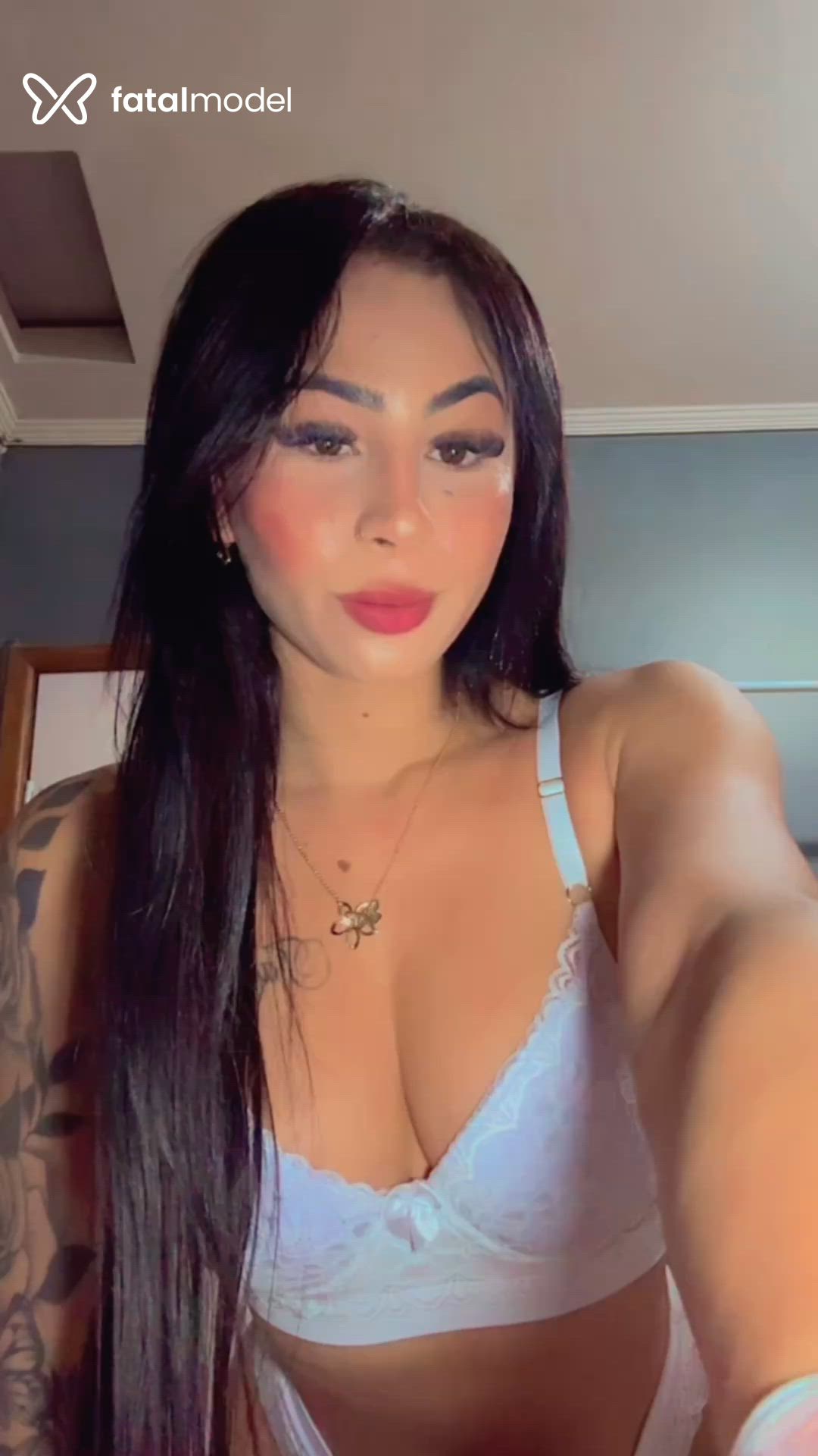 Acompanhante mulher morena (o) de olhos mel - Júlia Minei