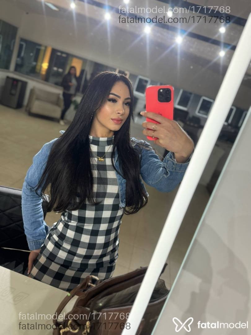 Acompanhante mulher morena (o) de olhos mel - Júlia Minei