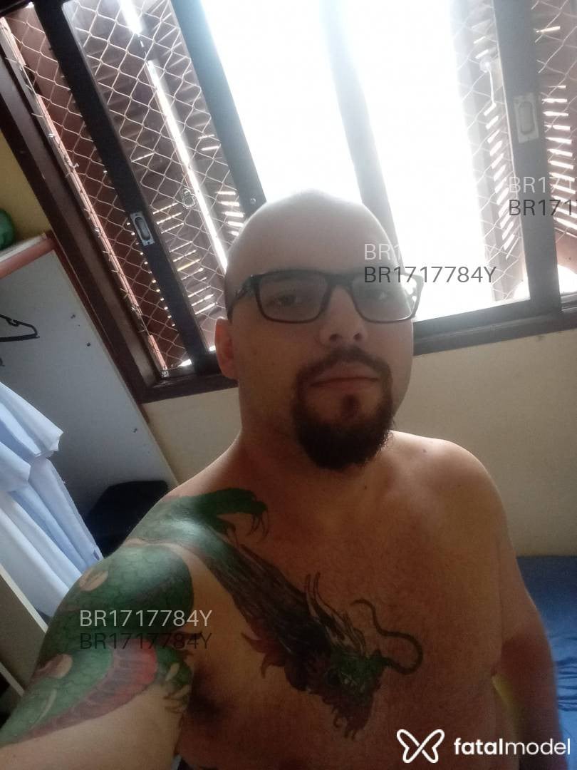 Acompanhante homem sem cabelo de olhos castanhos em Porto Alegre - Justin