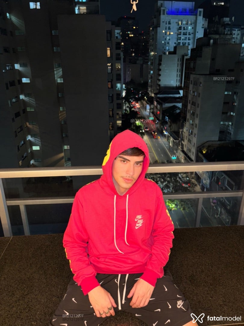 Acompanhante homem com cabelo castanho de olhos mel em São Paulo Acompanhante homem com cabelo castanho de olhos mel em São Paulo - Victor