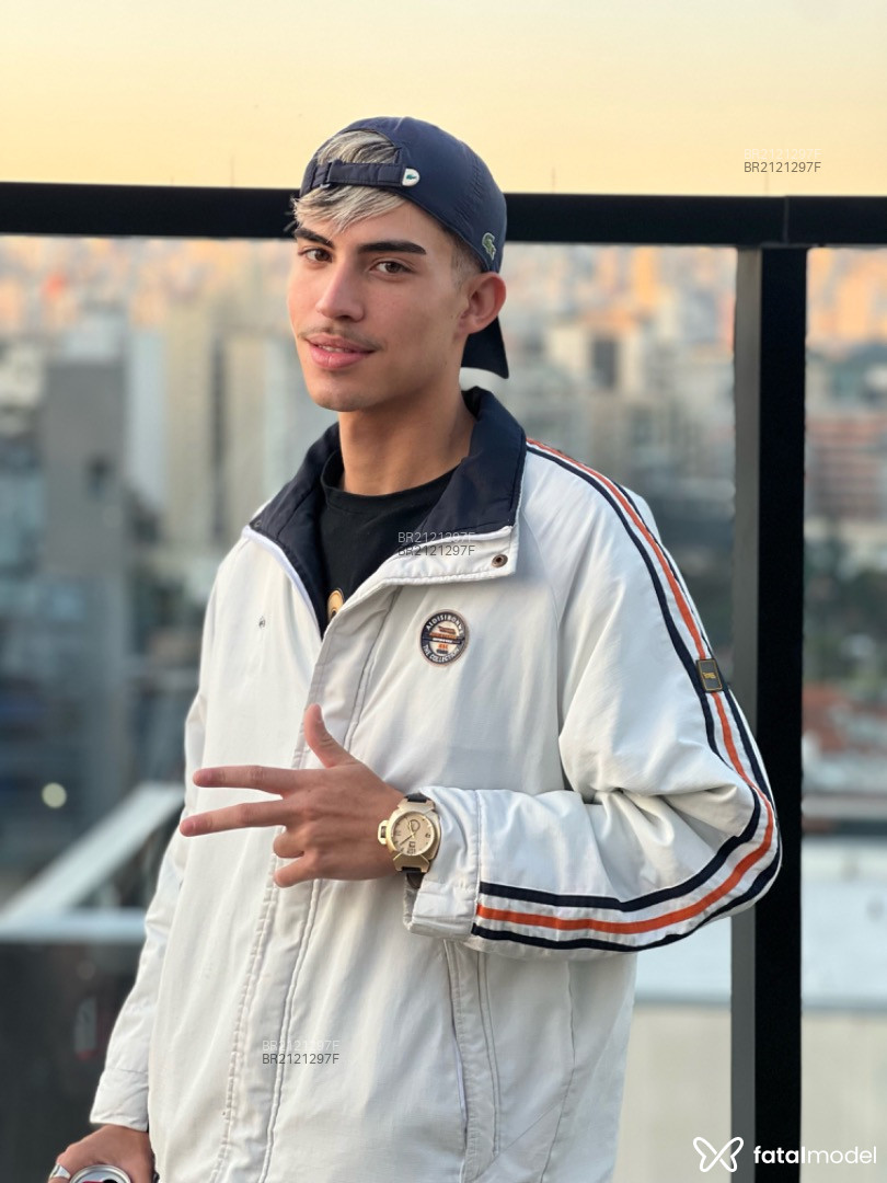 Acompanhante homem com cabelo castanho de olhos mel em São Paulo Acompanhante homem com cabelo castanho de olhos mel em São Paulo - Victor