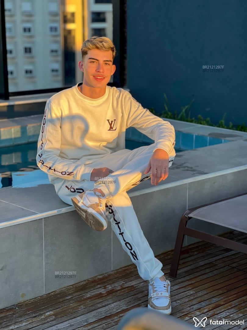 Acompanhante homem com cabelo castanho de olhos mel em São Paulo Acompanhante homem com cabelo castanho de olhos mel em São Paulo - Victor
