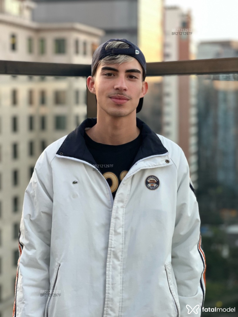Acompanhante homem com cabelo castanho de olhos mel em São Paulo Acompanhante homem com cabelo castanho de olhos mel em São Paulo - Victor