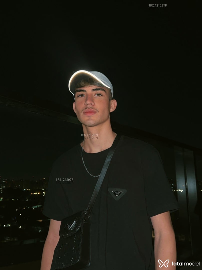 Acompanhante homem com cabelo castanho de olhos mel em São Paulo Acompanhante homem com cabelo castanho de olhos mel em São Paulo - Victor