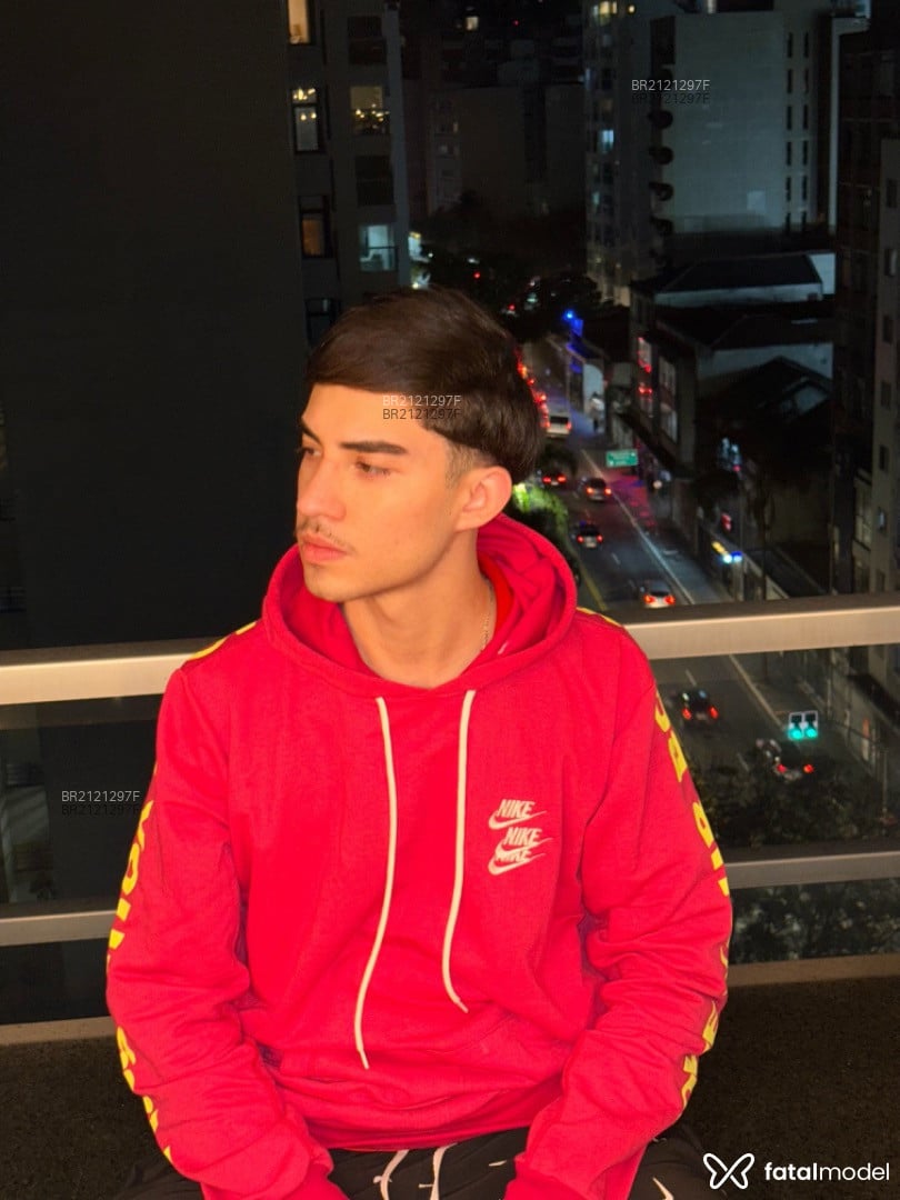 Acompanhante homem com cabelo castanho de olhos mel em São Paulo Acompanhante homem com cabelo castanho de olhos mel em São Paulo - Victor