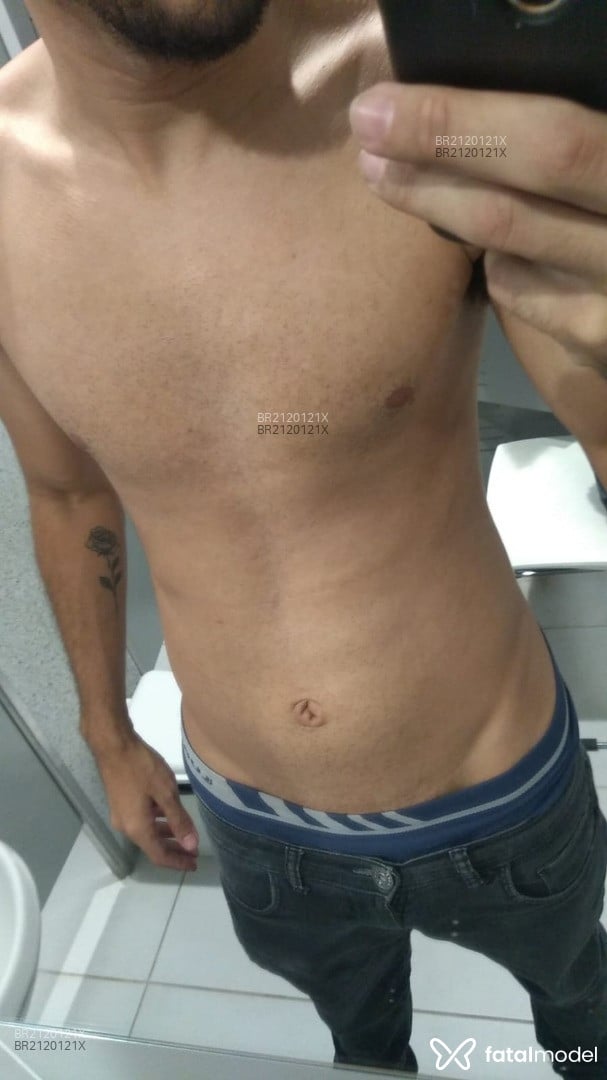 Acompanhante homem com cabelo castanho de olhos castanhos - Montecchio Acompanhante homem com cabelo castanho de olhos castanhos - Montecchio