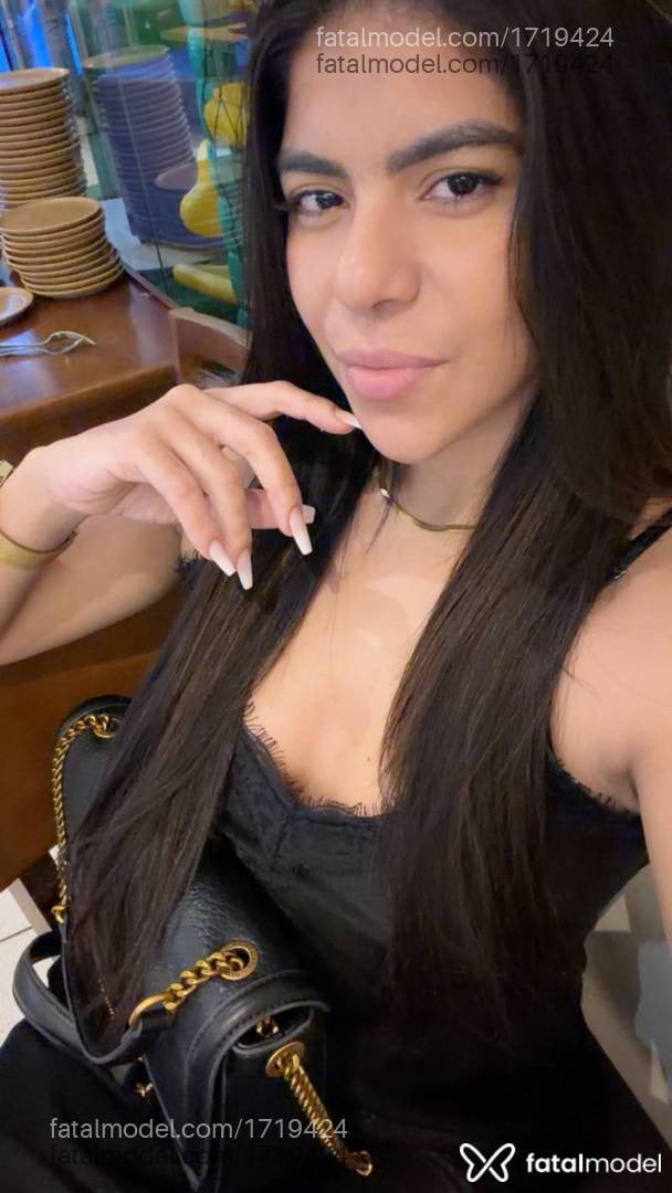 Acompanhante mulher com cabelo castanho de olhos castanhos - Alice Gusmão