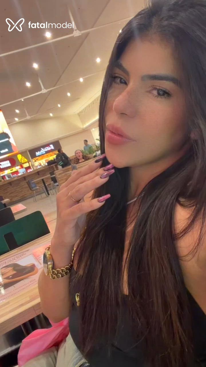 Acompanhante mulher com cabelo castanho de olhos castanhos - Alice Gusmão