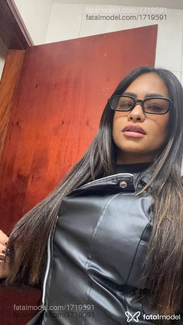 Acompanhante mulher morena (o) de olhos pretos - Kiara Angel