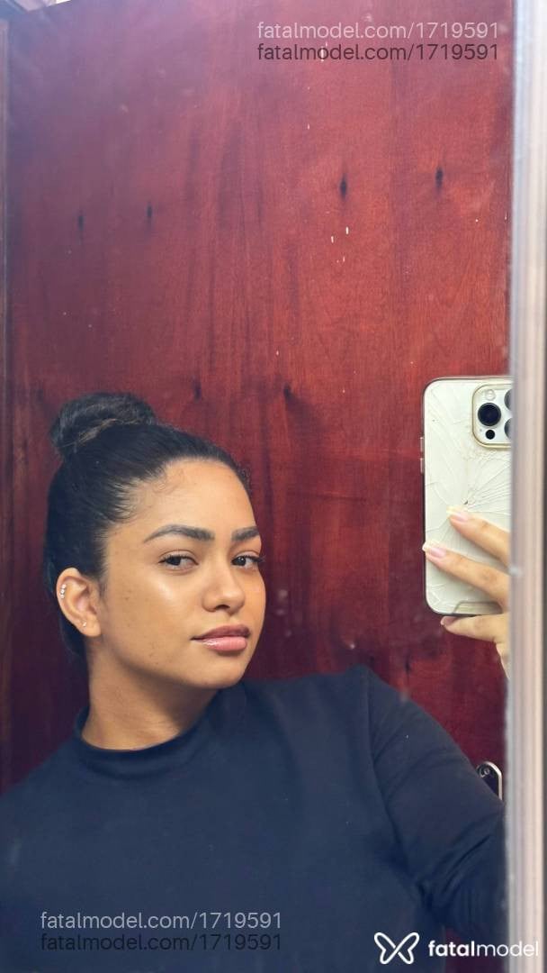 Acompanhante mulher morena (o) de olhos pretos - Kiara Angel