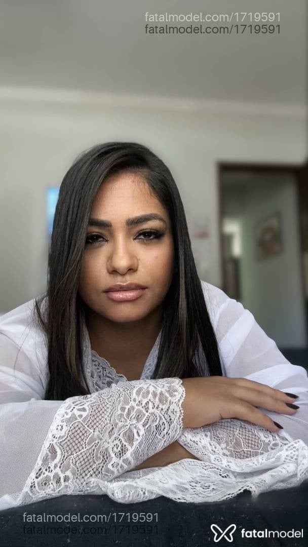 Acompanhante mulher morena (o) de olhos pretos - Kiara Angel