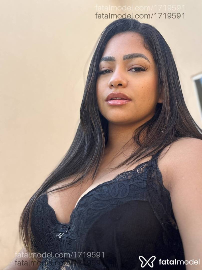Acompanhante mulher morena (o) de olhos pretos - Kiara Angel