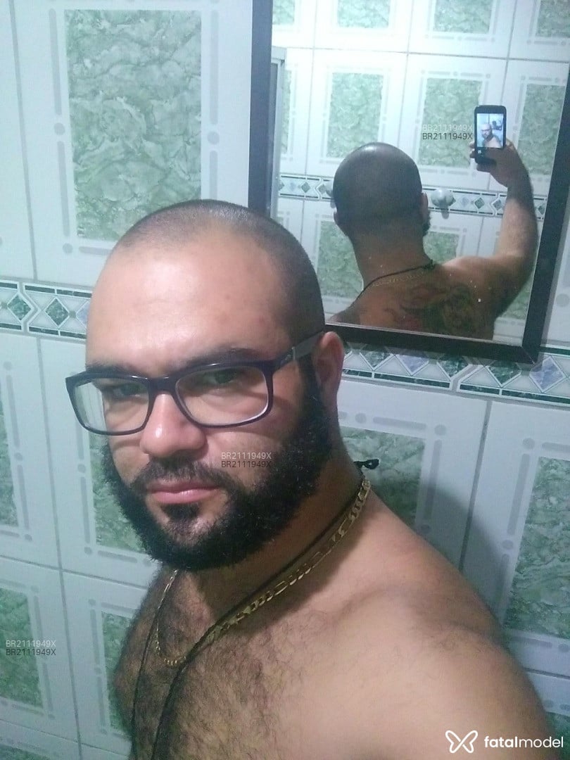 Acompanhante homem sem cabelo de olhos castanhos - Nunes Acompanhante homem sem cabelo de olhos castanhos - Nunes
