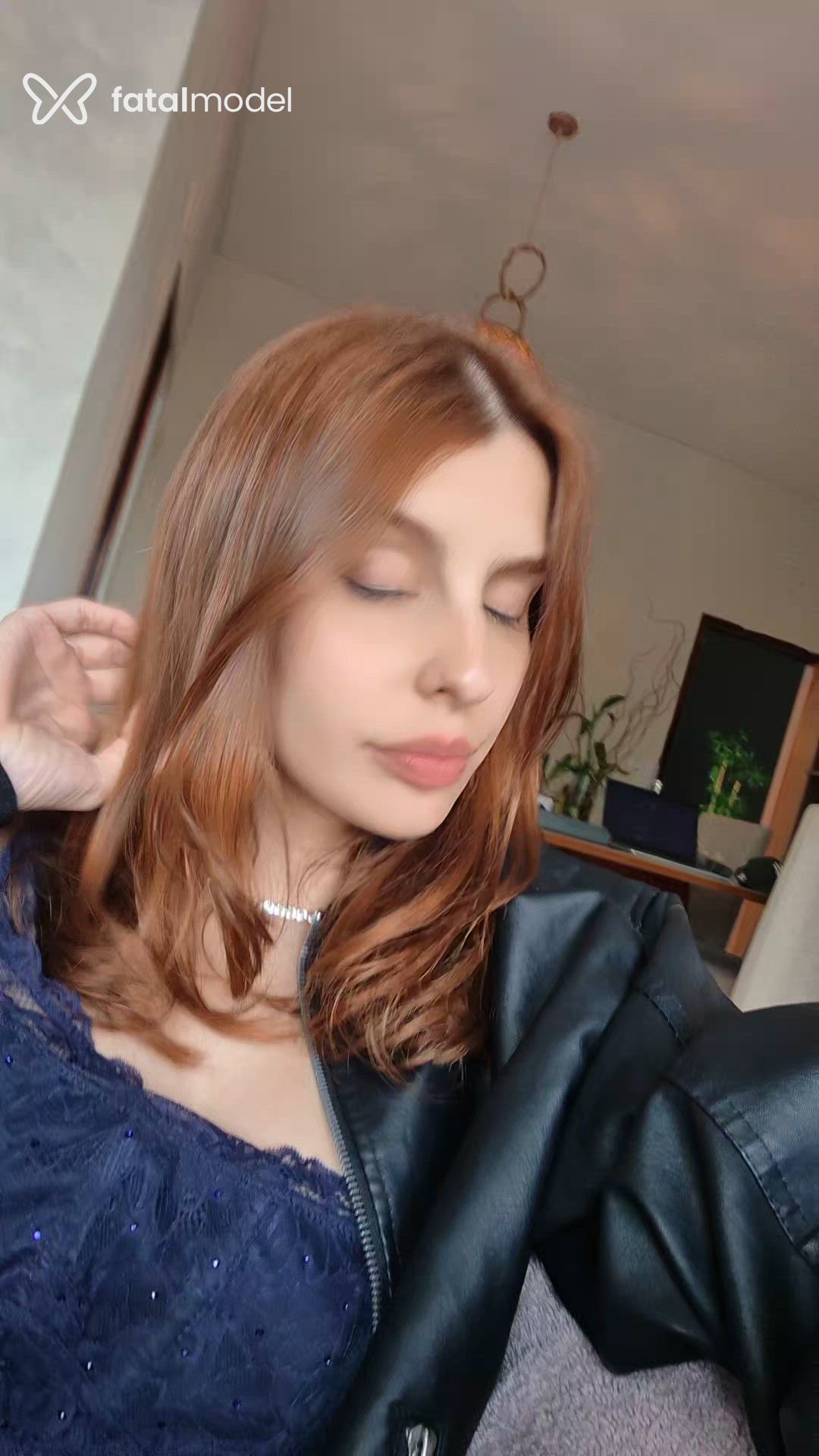 Acompanhante mulher ruiva (o) de olhos pretos - Suelen