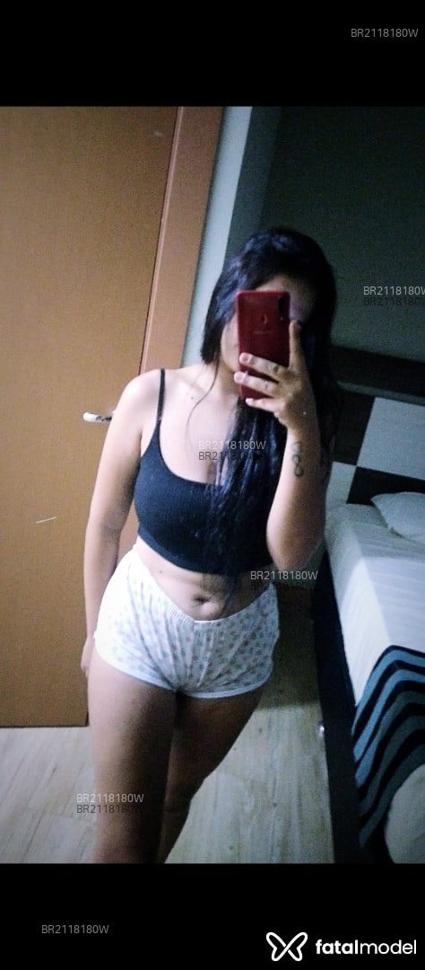 Acompanhante mulher com cabelo castanho de olhos castanhos - éster