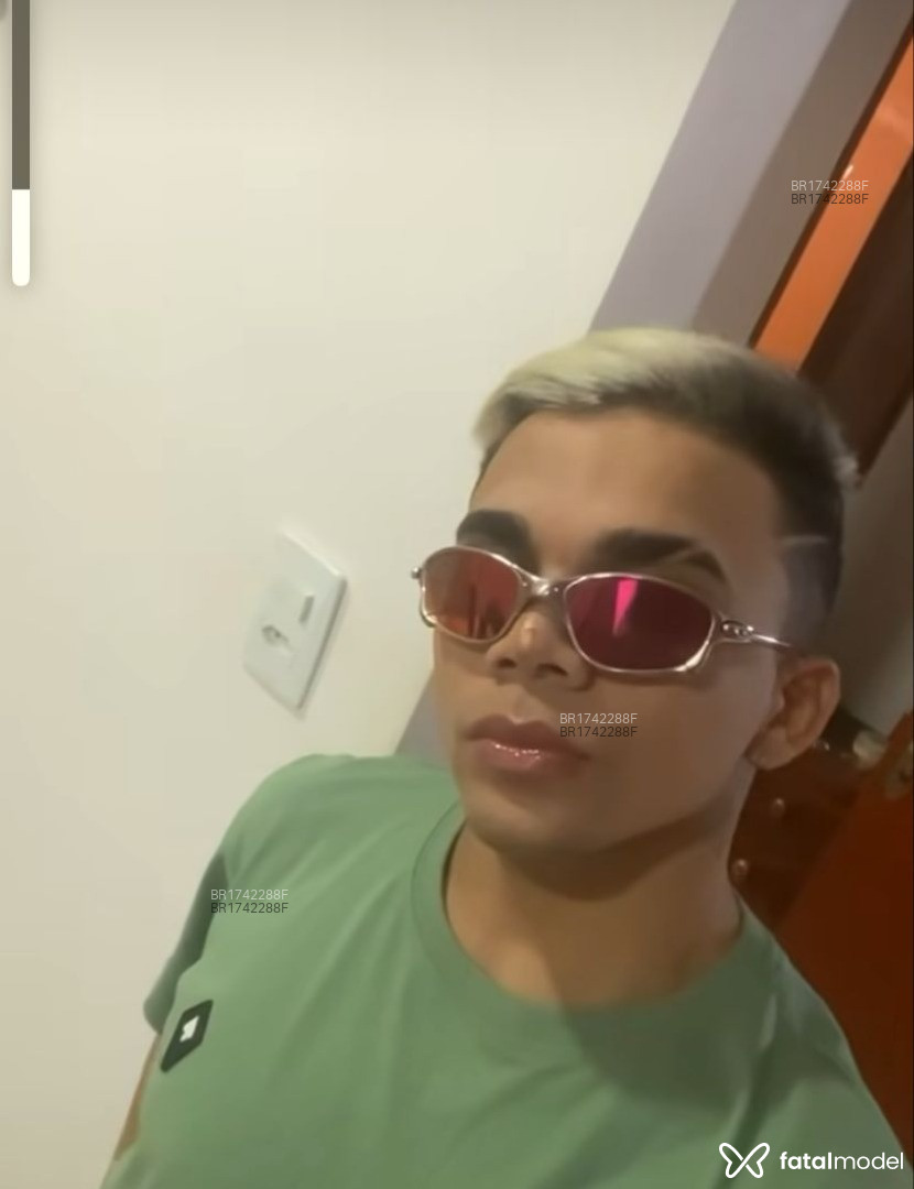 Acompanhante homem com cabelo castanho de olhos mel em Goiânia - Fernando