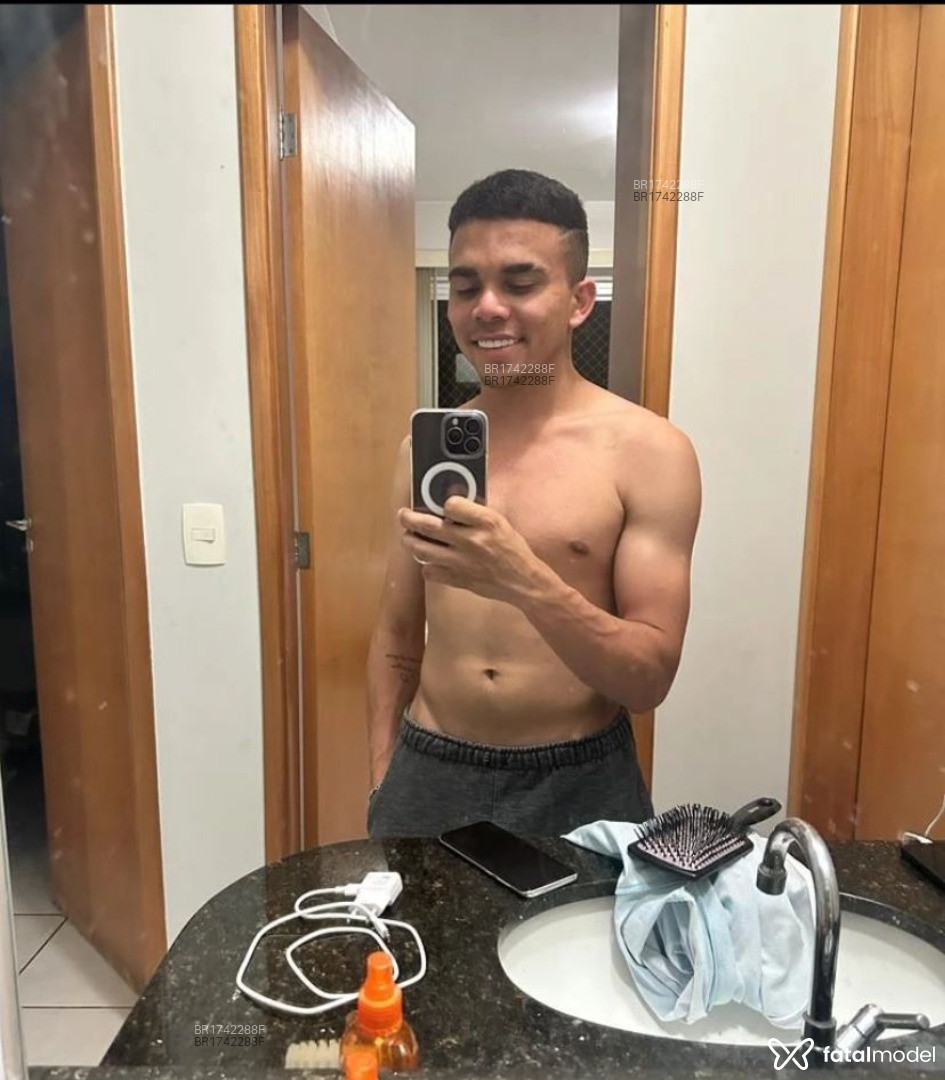 Acompanhante homem com cabelo castanho de olhos mel em Goiânia - Fernando