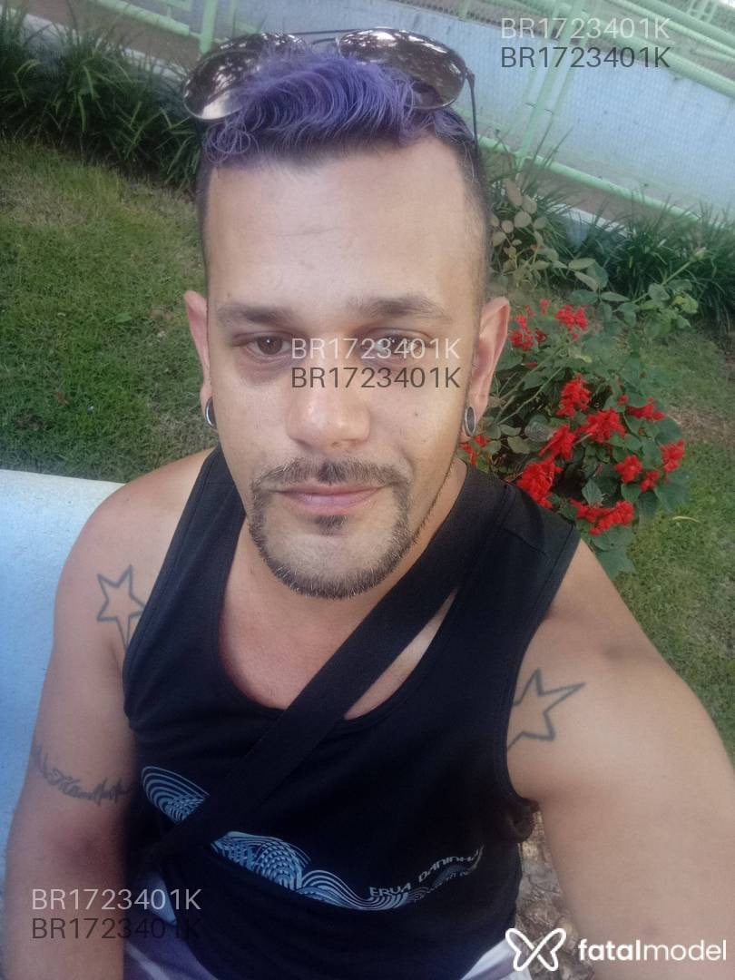 Acompanhante homem com cabelo colorido de olhos mel em Osasco Acompanhante homem com cabelo colorido de olhos mel em Osasco - Michel