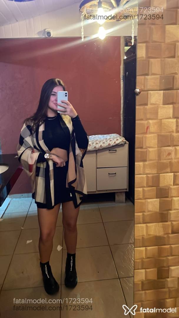 Acompanhante mulher com cabelo castanho de olhos mel em Araraquara - Lívia Dias