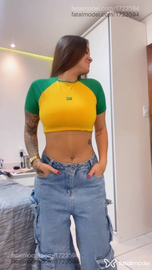 Acompanhante mulher com cabelo castanho de olhos mel em Araraquara - Lívia Dias