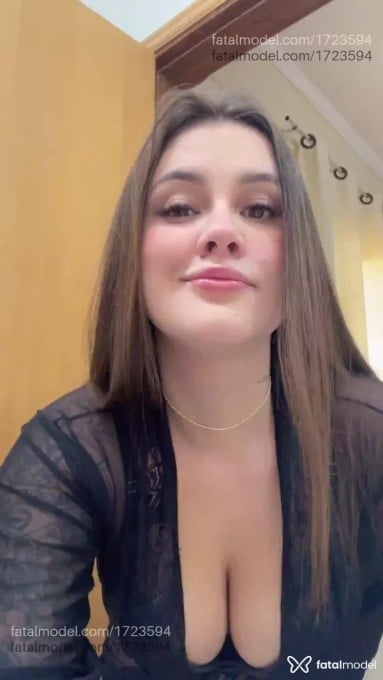 Acompanhante mulher com cabelo castanho de olhos mel - Lívia Dias Acompanhante mulher com cabelo castanho de olhos mel - Lívia Dias