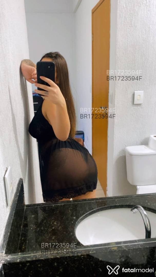 Acompanhante mulher com cabelo castanho de olhos mel - Lívia Dias Acompanhante mulher com cabelo castanho de olhos mel - Lívia Dias