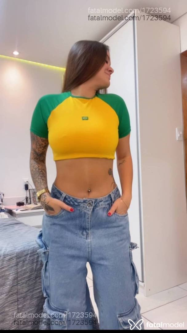 Acompanhante mulher com cabelo castanho de olhos mel em Araraquara - Lívia Dias