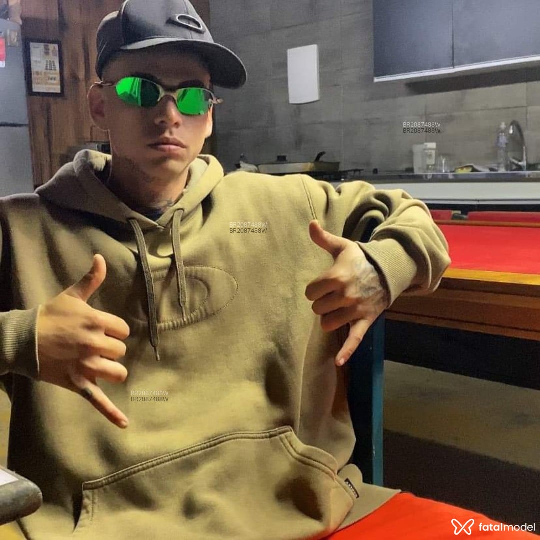 Acompanhante homem loira (o) de olhos castanhos em Porto Alegre - Menordotado