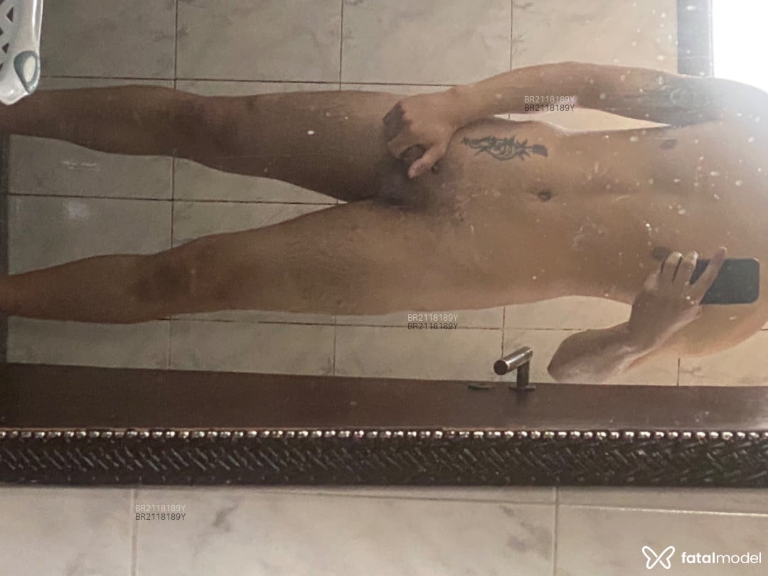 Acompanhante homem com cabelo castanho de olhos pretos - Diego Acompanhante homem com cabelo castanho de olhos pretos - Diego