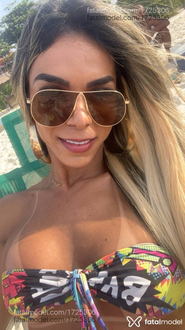Acompanhante mulher trans loira (o) de olhos castanhos - Ramona Maldonado