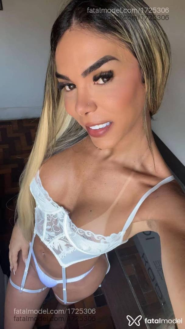 Acompanhante mulher trans loira (o) de olhos castanhos - Ramona Maldonado