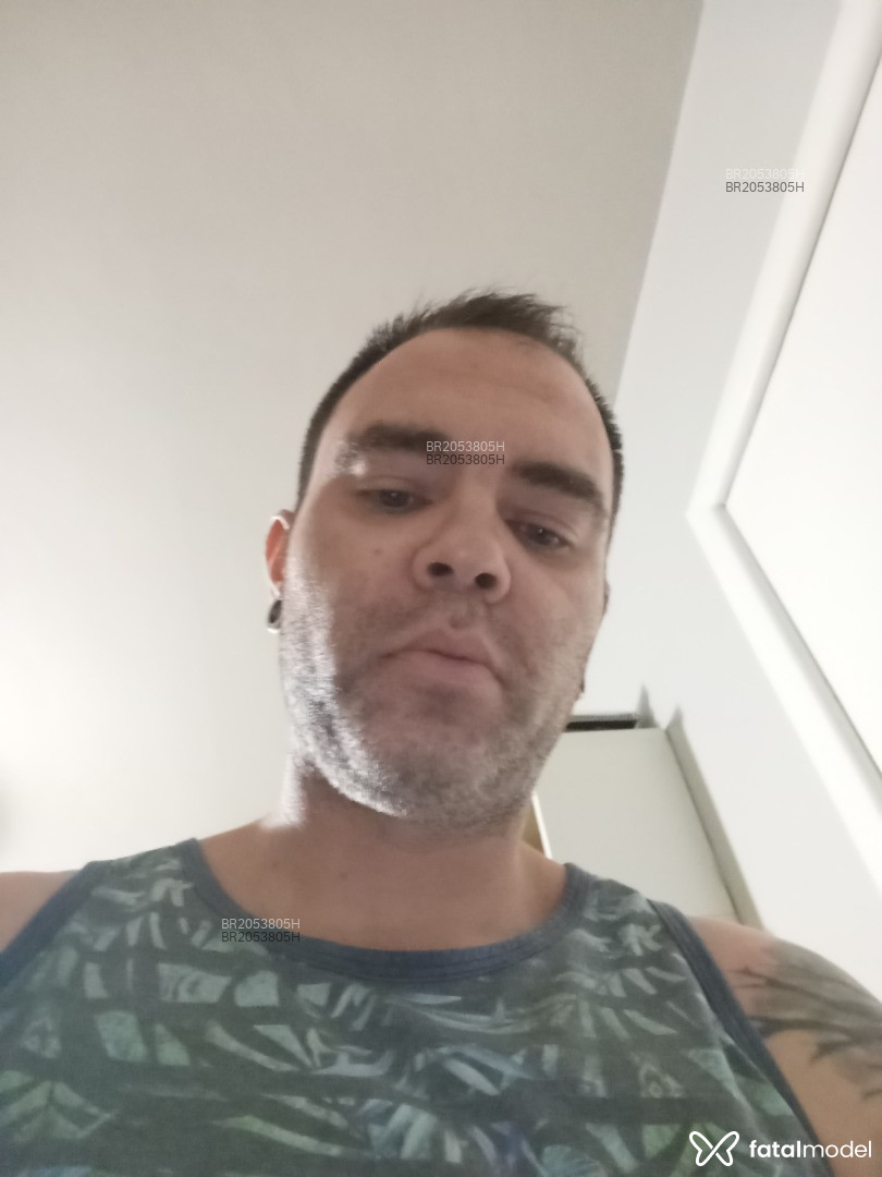 Acompanhante homem com cabelo castanho de olhos verdes em Porto Alegre - Andrés