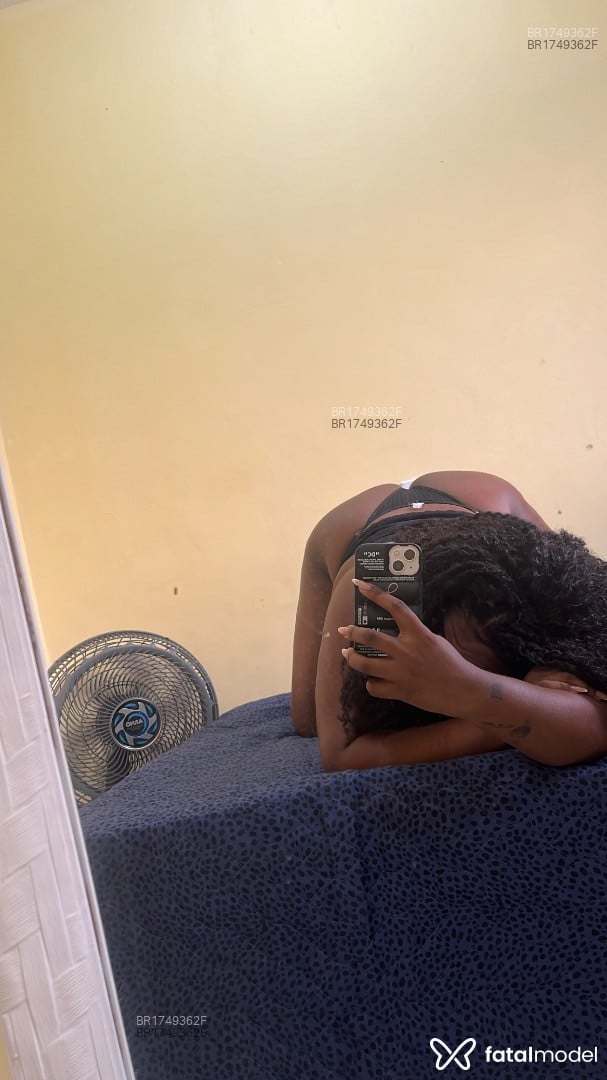 Acompanhante mulher morena (o) de olhos pretos em Virtual - Polly