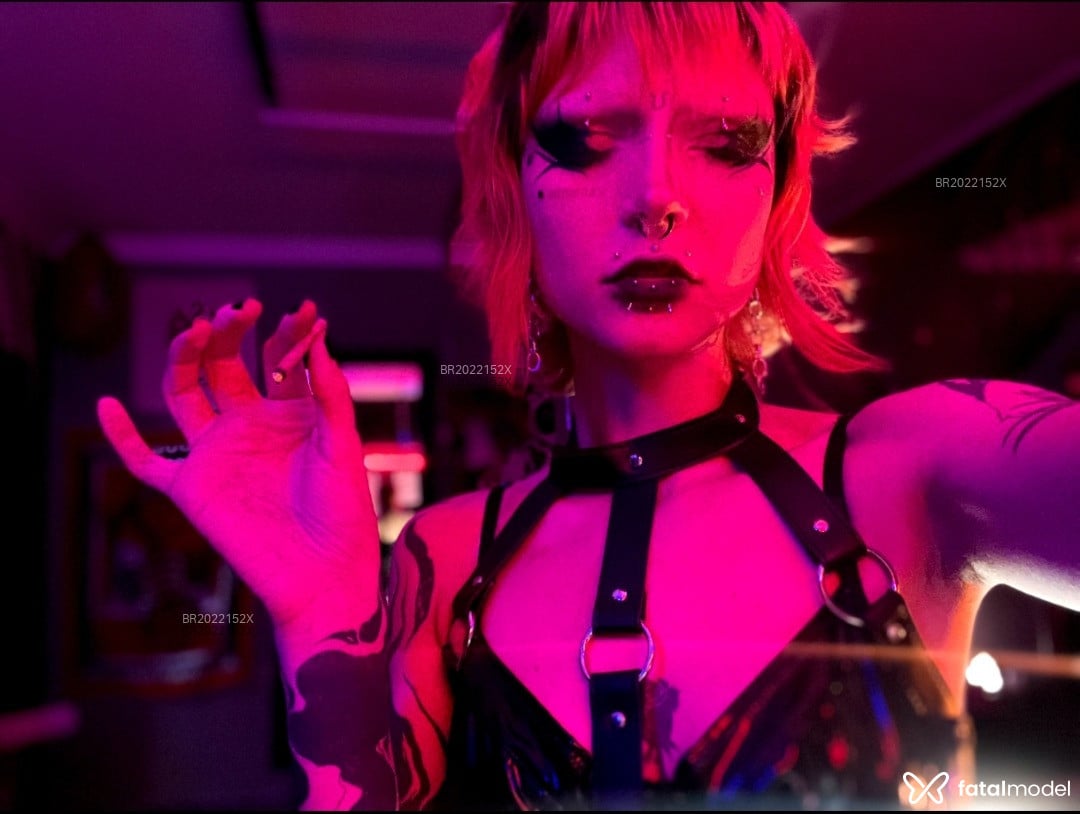 Acompanhante mulher com cabelo castanho de olhos castanhos em Virtual - Ms Kitty