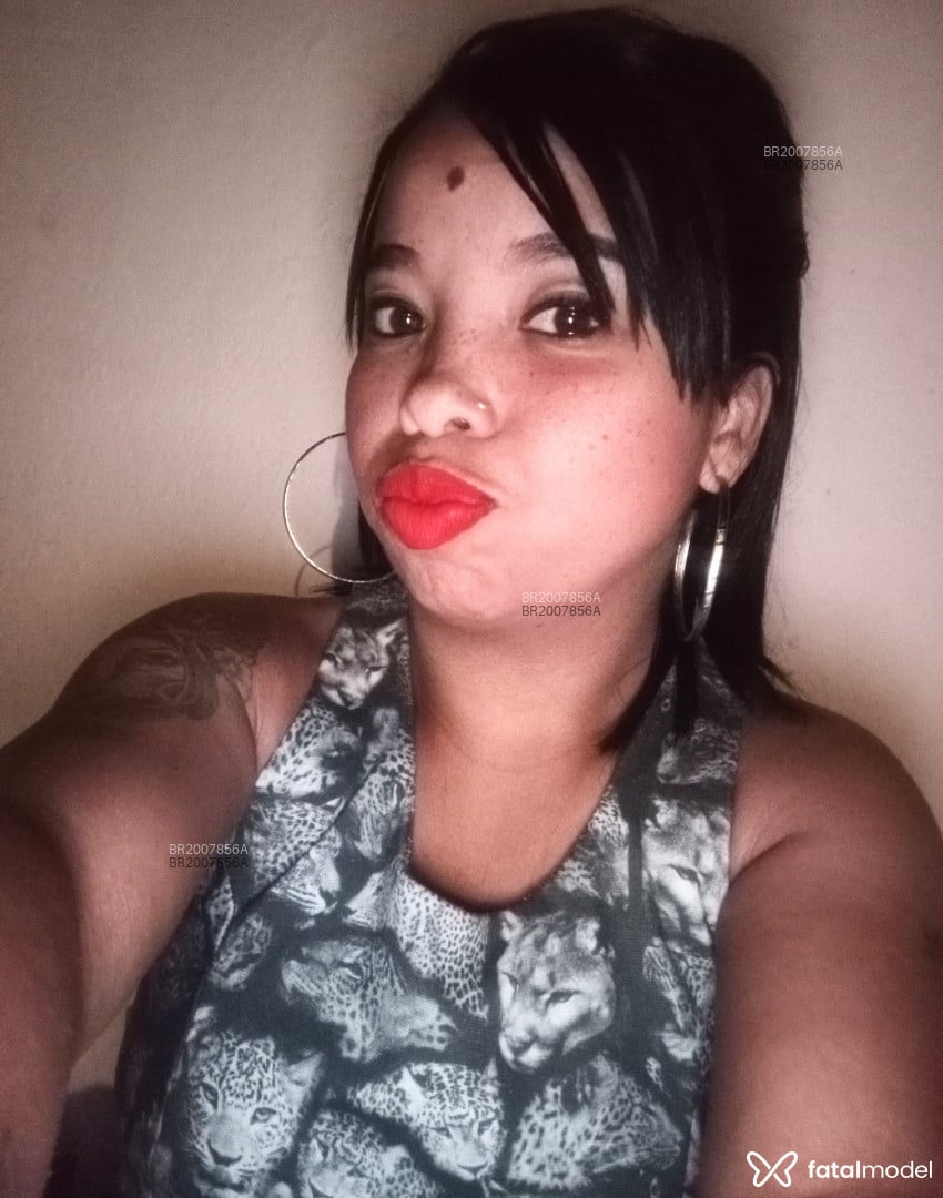 Acompanhante mulher com cabelo castanho de olhos castanhos - Júlia Anã Acompanhante mulher com cabelo castanho de olhos castanhos - Júlia Anã