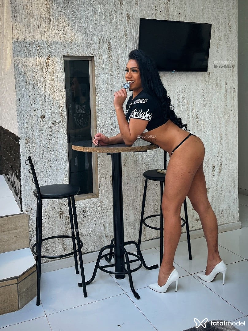 Acompanhante mulher trans morena (o) de olhos azuis em Santiago - VICTÓRIA
