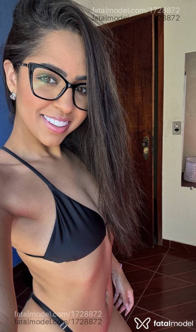 Acompanhante mulher com cabelo castanho de olhos mel - Mallu