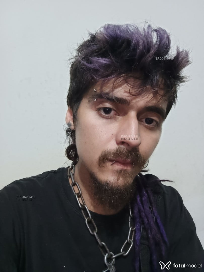 Acompanhante homem com cabelo colorido de olhos castanhos - Caduzin Acompanhante homem com cabelo colorido de olhos castanhos - Caduzin
