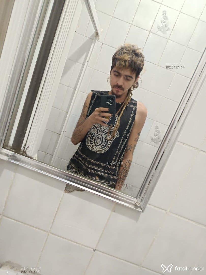 Acompanhante homem com cabelo colorido de olhos castanhos - Caduzin Acompanhante homem com cabelo colorido de olhos castanhos - Caduzin