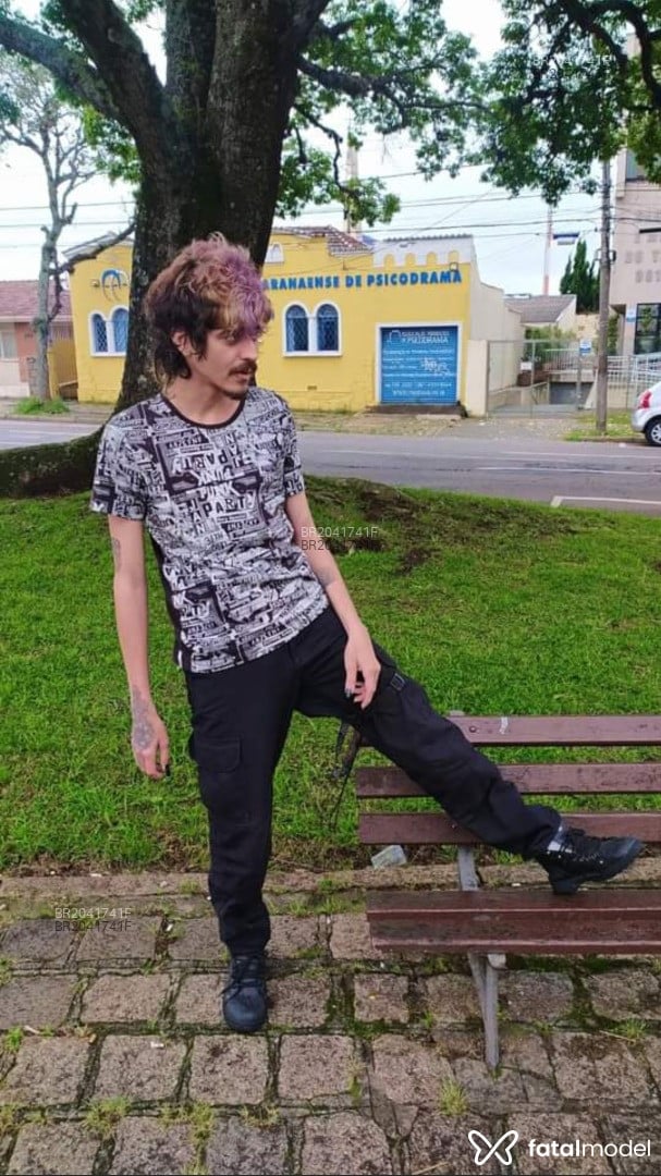 Acompanhante homem com cabelo colorido de olhos castanhos - Caduzin Acompanhante homem com cabelo colorido de olhos castanhos - Caduzin