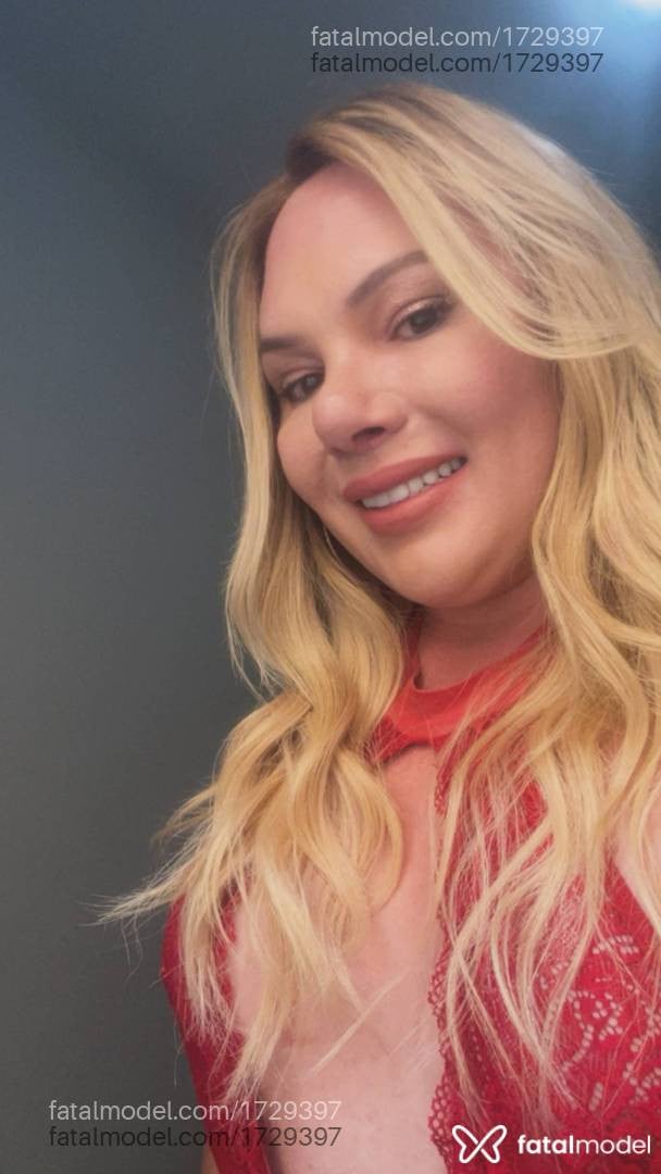 Acompanhante mulher trans loira (o) de olhos mel - Julia lima