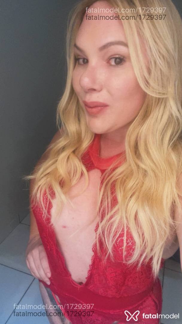 Acompanhante mulher trans loira (o) de olhos mel - Julia lima