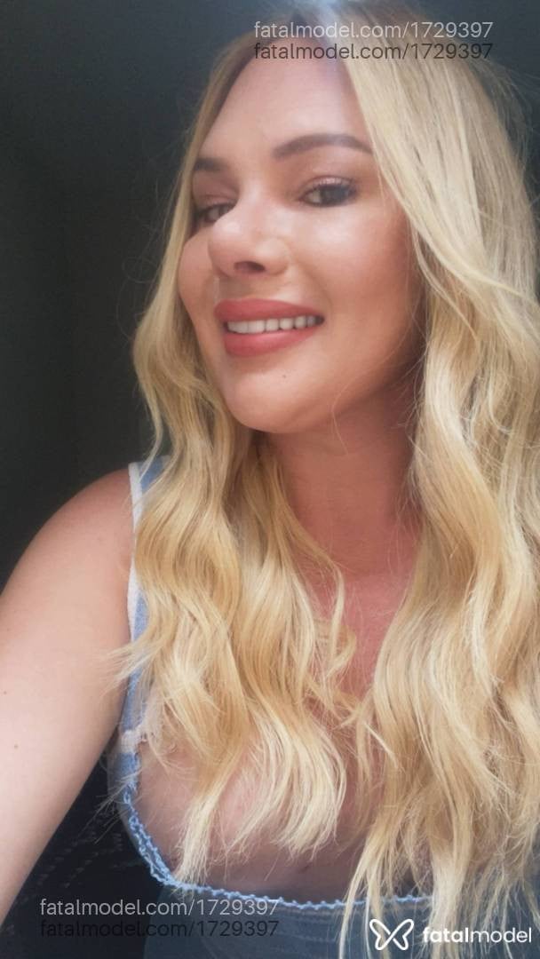 Acompanhante mulher trans loira (o) de olhos mel - Julia lima