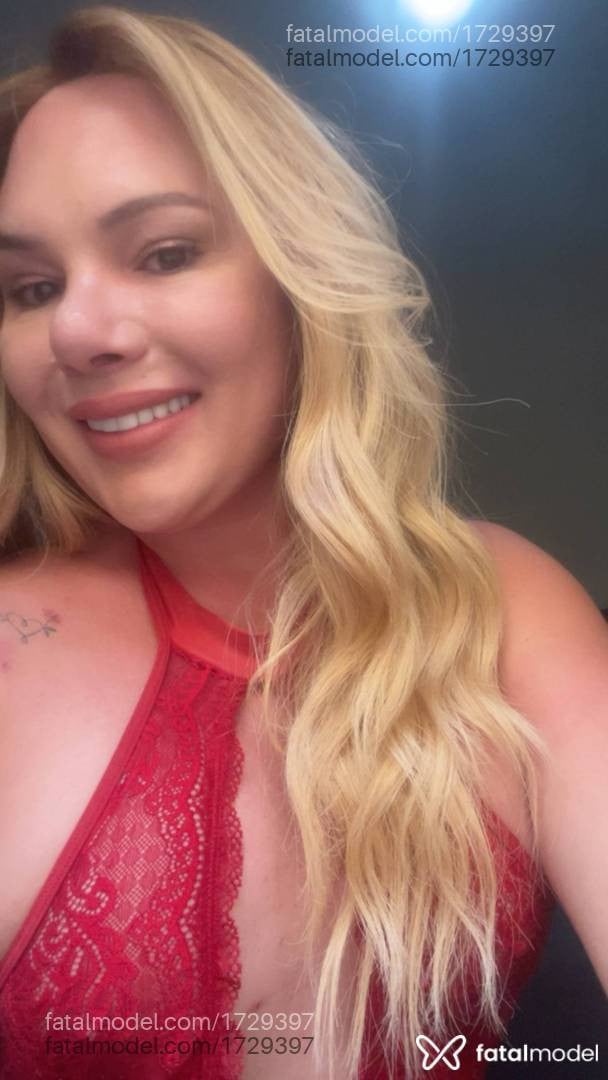 Acompanhante mulher trans loira (o) de olhos mel - Julia lima