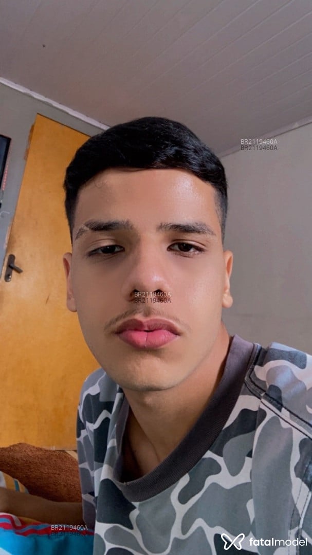 Acompanhante homem com cabelo castanho de olhos pretos - Henry Acompanhante homem com cabelo castanho de olhos pretos - Henry
