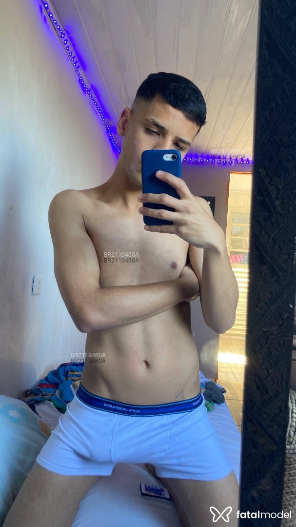 Acompanhante homem com cabelo castanho de olhos pretos - Henry Acompanhante homem com cabelo castanho de olhos pretos - Henry