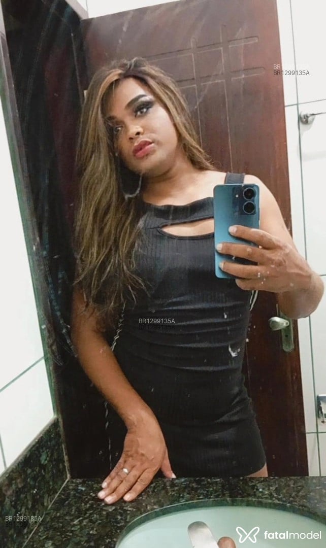 Acompanhante mulher trans com cabelo colorido de olhos castanhos - Agatha Marine