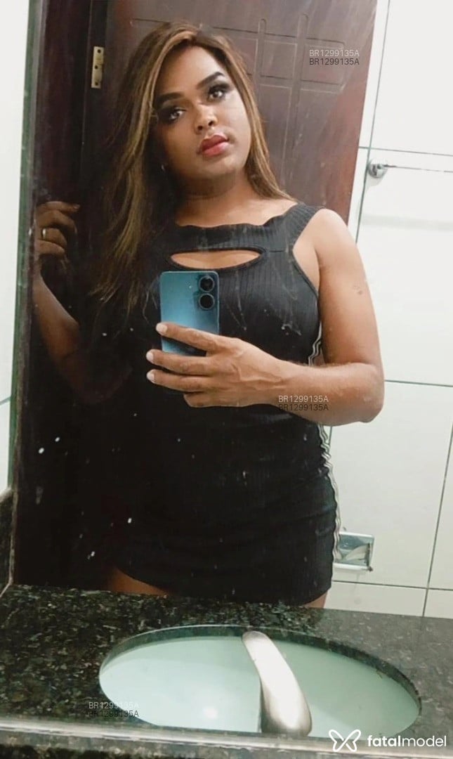 Acompanhante mulher trans com cabelo colorido de olhos castanhos - Agatha Marine