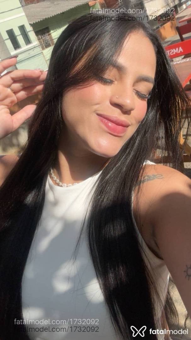 Acompanhante mulher morena (o) de olhos pretos - Mel maia